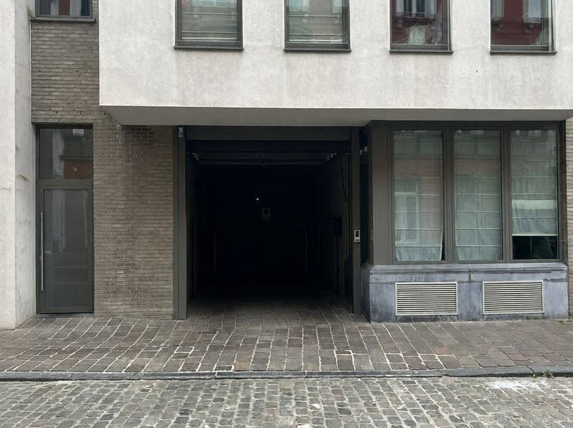 Garagebox te koop in hartje Brugge langs de Niklaas Desparsstraat , de Vlamingsstraat en de Kuipersstraat. De staanplaatsen zijn gelegen op een steenw