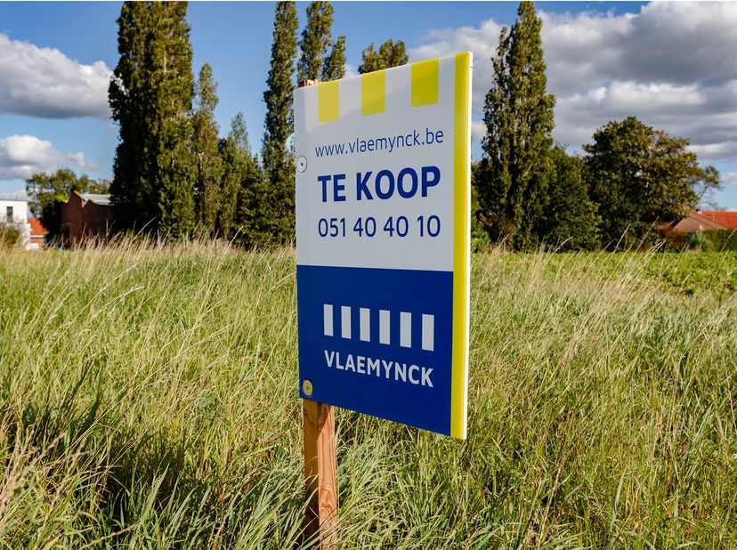 Ontdek deze ruime bouwgrond van 689m², gelegen in de rustige en groene omgeving van de Schietspoelstraat in Meulebeke. Lot 14 is perfect geschikt voor
