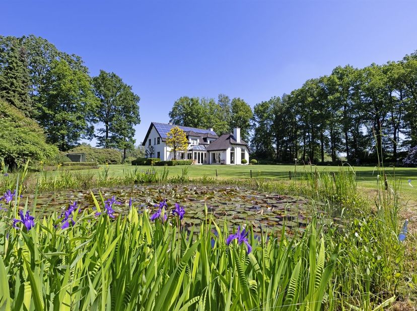 Deze karaktervolle woning biedt een unieke combinatie van ruimte, rust en privacy in een groene en landelijke omgeving. Gelegen op een prachtig zuidge