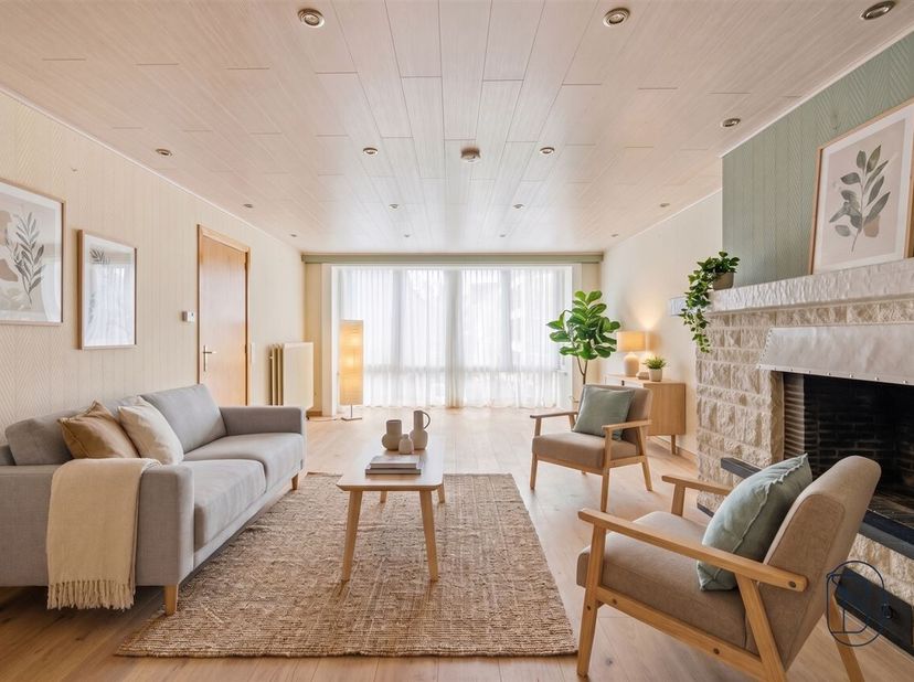 Topgelegen in het hart van Roeselare, degelijk appartement met 3 slk en groot terras. <br />
Ontdek dit ruime, degelijke appartement met 3 slaapkamers