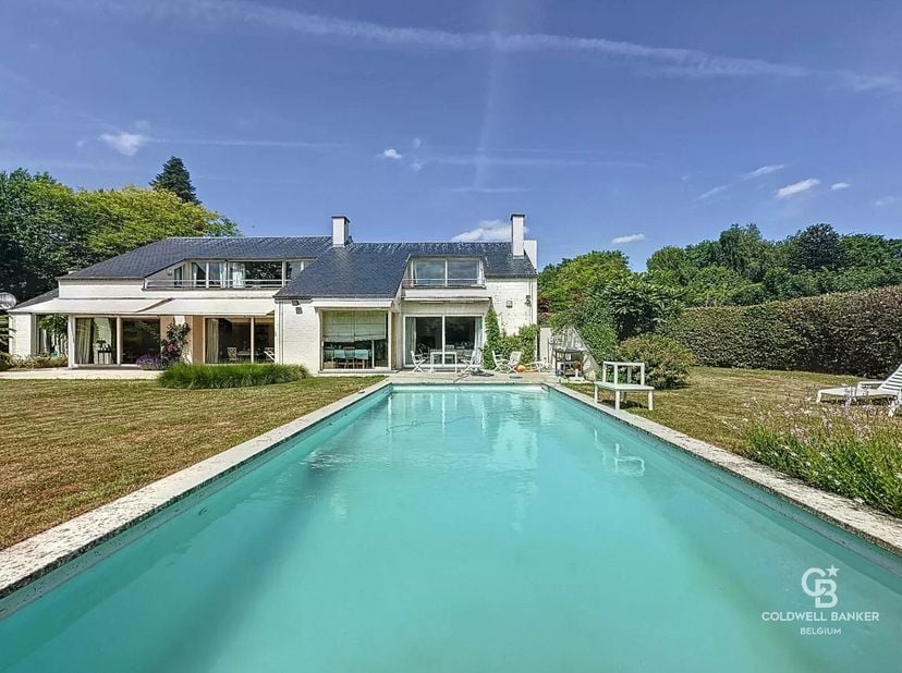 Nichée au cur dun quartier résidentiel calme et vert, villa de charme avec piscine et terrain de tennis construite en 1986 offrant une superficie de ±