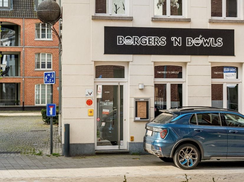 Op te frissen exclusief kantoor hoekpand te koop op een boogscheut van Kasteel de Warande te Turnhout Centrum.  Totale oppervlakte 400m² verdeeld over