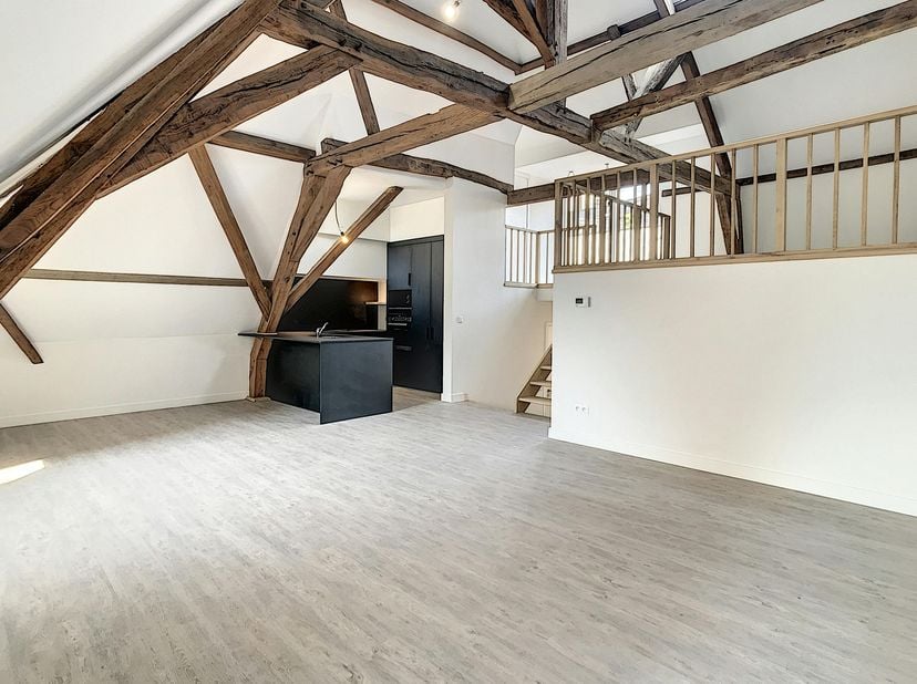 Dit prachtige duplexappartement bevindt zich in het bruisende hart van Gent en combineert ruimte, licht en optimaal wooncomfort. De woning beschikt ov