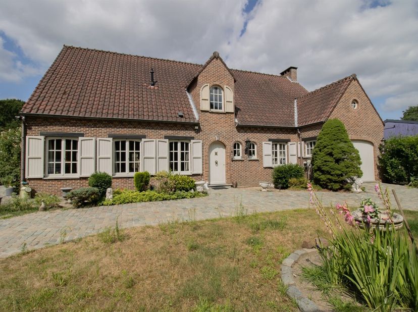 Ruime op te frissen villa met 2 keukens, 2 badkamers en min. 5 slaapkamers op 1.157 m².  <br />
Mogelijkheid tot kangoeroewonen. <br />
Gelijkvloers: