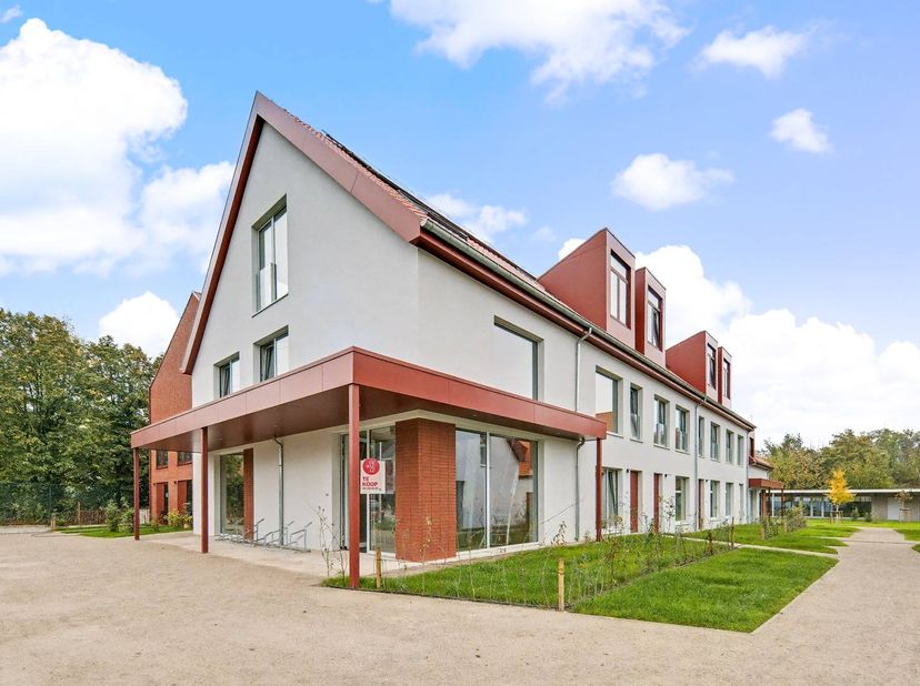 Op een herontwikkelde site uit de jaren zestig is een nieuw woonconcept ontstaan waar zestien huishoudens en vijf bewoners van inclusiestudio’s onder