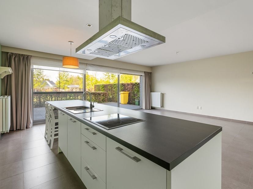 Goed gelegen appartement op het gelijkvloers met 2 slaapkamers en ruim terras.<br />
In het laatste gebouw van een appartementencomplex aan de Kerstra