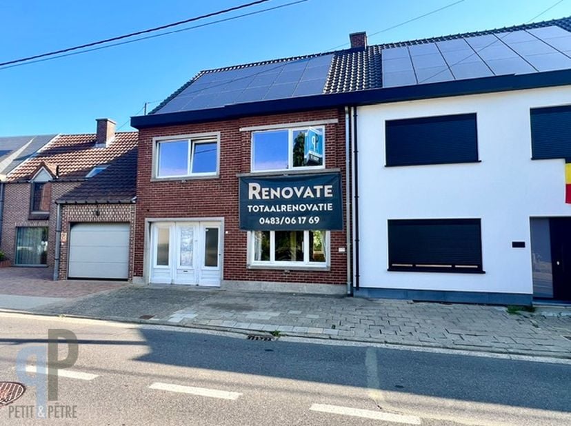 Breng een bezoek aan deze ruime en stevige woning met leuke tuin. Deze woning omvat een garage/berging, gastentoilet en douchekamer. Verder is er een