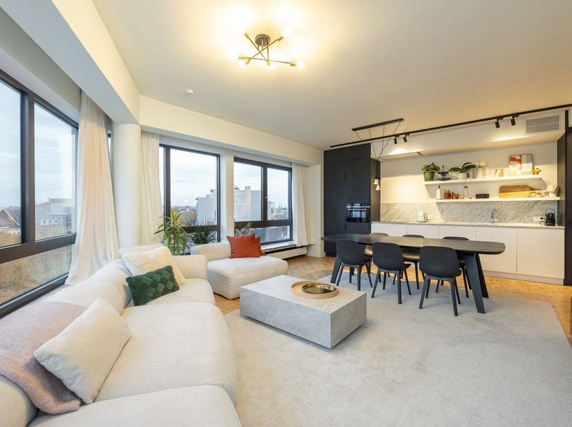 Dit recent volledig gerenoveerde hoekappartement, op de 7de verdieping, van ca. 105² bevindt zich op ideale locatie op het Zuid, op wandelafstand van