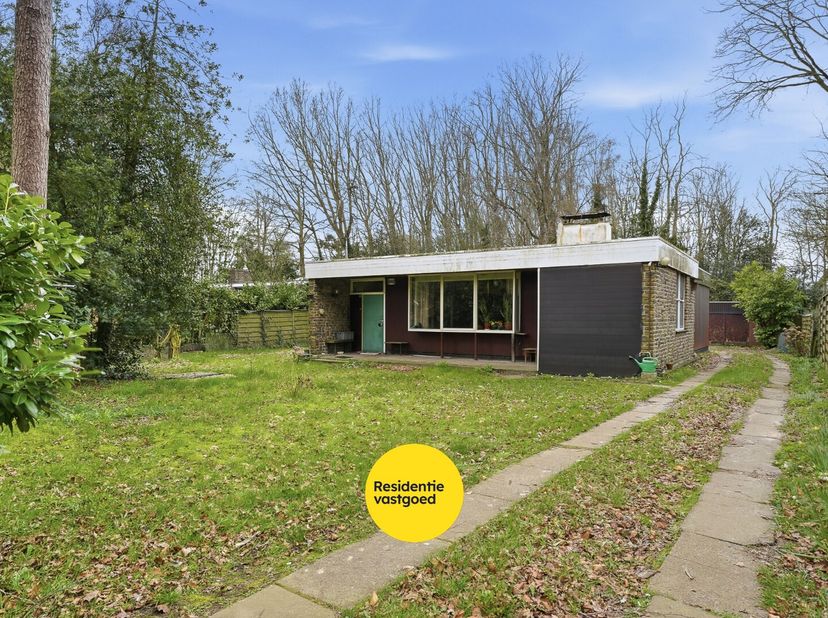 Gelegen in een uitzonderlijk rustige en groene omgeving bevindt zich deze alleenstaande bungalow op een mooi perceel van 1.092 m². De woning is versch