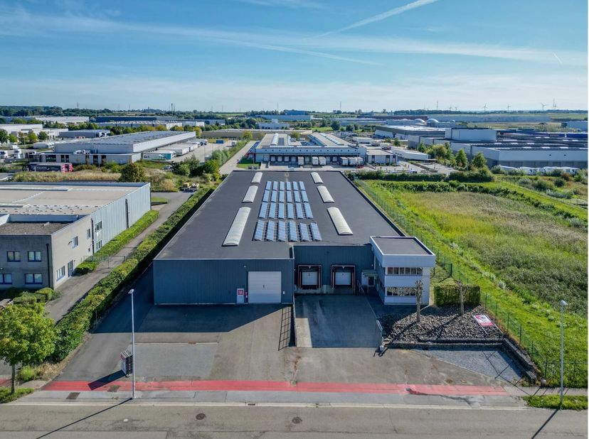 Bâtiment industriel dans la zone industrielle de Tongeren-Est, superbement situé près de l'E313 avec connexions directes à Anvers, Liège, Allemagne et