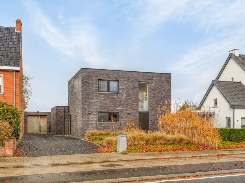 Prachtig afgewerkte woning met zicht op de velden te koop.<br />
In deze ruime woning vindt u alles wat u bij een hedendaagse comfortabele woonst verw