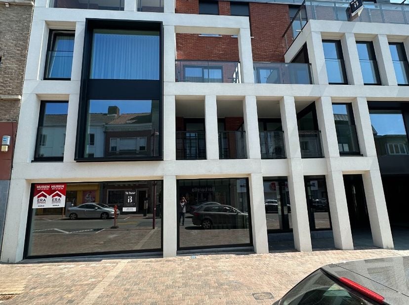 Rijselstraat 14, 8930 Menen  via ERA DOMUSOntdek deze uitstekende commerciële opportuniteit in het hart van Menen! In de moderne residentie BELRIO bie