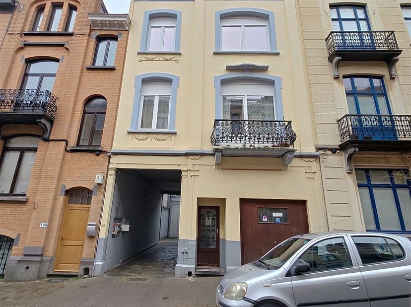 MMOSCHMIDT (Ref.28854) ETTERBEEK - : Gebouw bestaande uit een voorgebouw met twee studio's en drie appartementen, een achtergebouw met een atelier/mag
