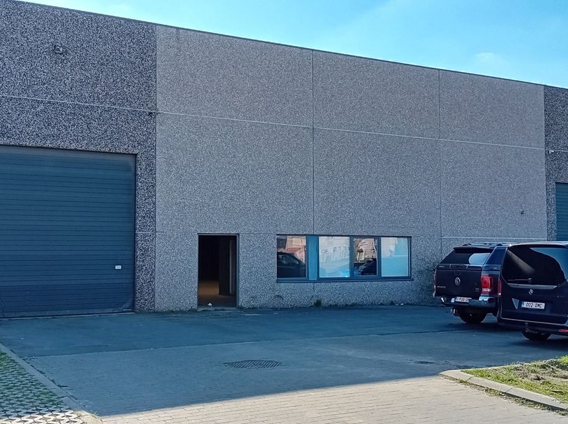 Loods met sectionale poort voor vrachtwagens,<br />
<br />
Hoogte loods 6 m<br />
<br />
oppervlakte van +- 230 m2 + kantoorruimte<br />
<br />
opperl