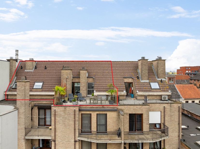 Lichtrijk dakappartement met ruim westgericht dakterras<br />
<br />
Gelegen op wandelafstand van winkels, scholen en openbaar vervoer, in een klein