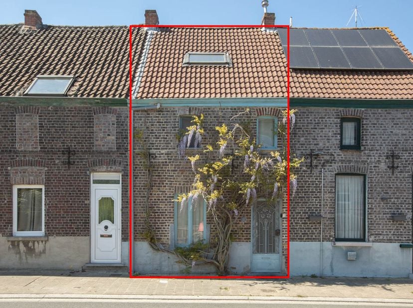 WOONHUIS MET BERGPLAATS -<br />
Te renoveren woonhuis met bergplaats, goed gelegen.<br />
Gelijkvloers: living met open keuken, bijkomende ruimte voor