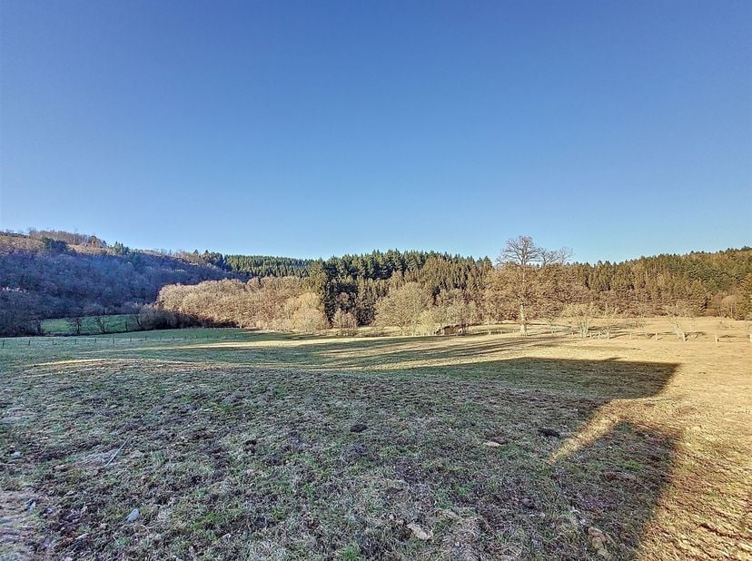 W Immobilière vous propose un superbe terrain à bâtir de 7 ares 99 centiares à Grumelange ( Martelange). Il est situé dans un lotissement calme, à seu