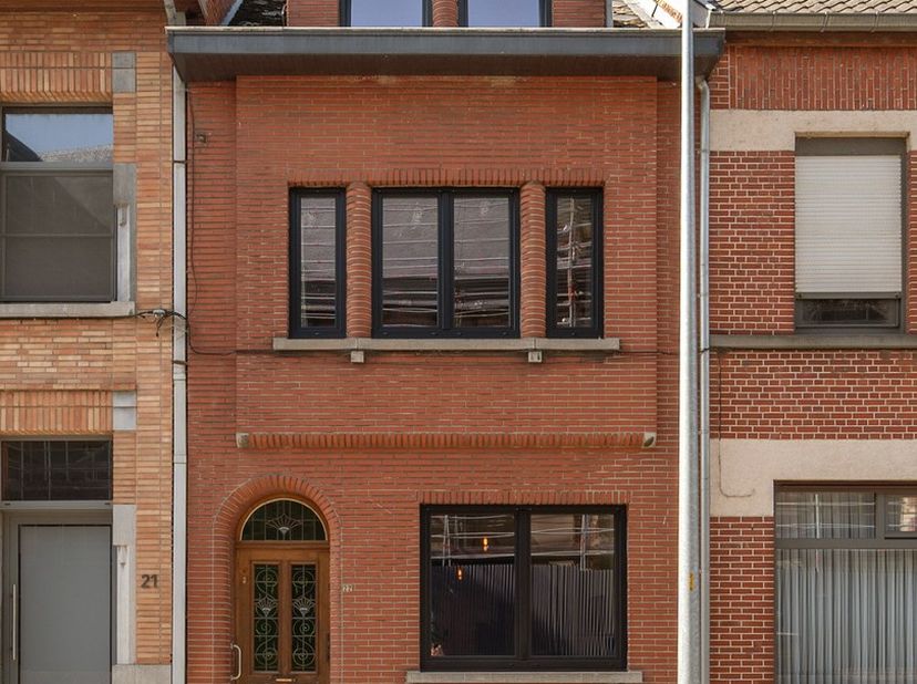 Ben je op zoek naar een ruime instapklare woning met charme op een strategische ligging?<br />
<br />
Deze charmante gesloten bebouwing in Zichem bevi