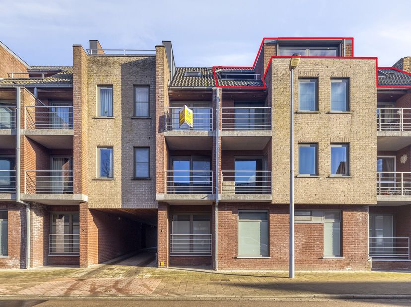 In de Kronevoordestraat in Handzame bevindt zich dit ruime en lichtrijke appartement met twee slaapkamers.<br />
<br />
Het appartement is gelegen op