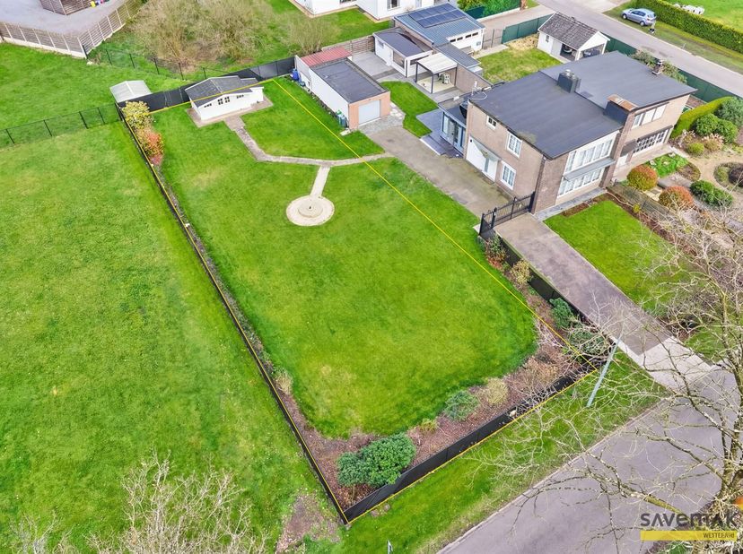 Ce terrain à bâtir (développement ouvert) de 7a32ca (largeur 16,04m) est situé dans une rue calme, mais à deux pas de Mol Centre.<br />
<br />
Depui