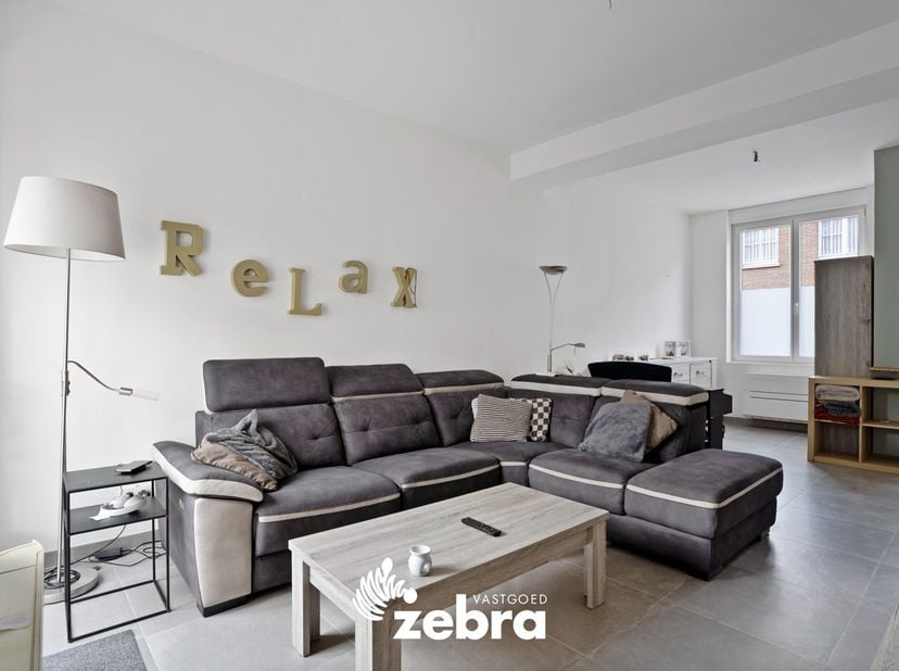 Deze gerenoveerde woning met vier slaapkamers en een gezellige tuin is gelegen nabij het centrum van Roesbrugge.<br />
Scholen, sportfaciliteiten, win