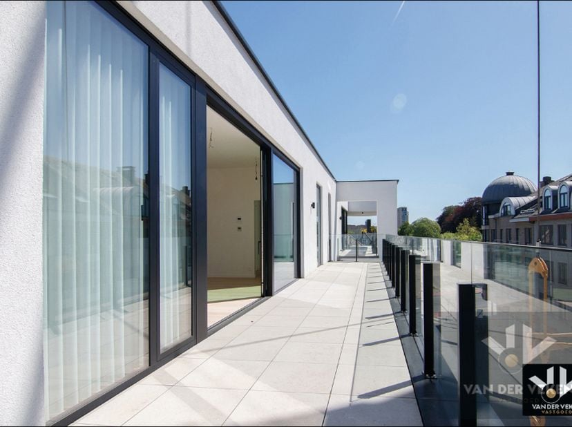 Prachtig nieuwbouw penthouse binnen de Grote Ring van Hasselt met een riant zonneterras van maar liefst 34 m². Zeer hoogwaardig afgewerkt en voorzien