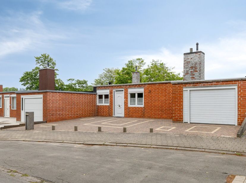 In een bijzonder rustige, groene woonomgeving in Marke ...<br />
Dankzij de praktische indeling, de ruime garage en de aangename buitenruimte is dit d