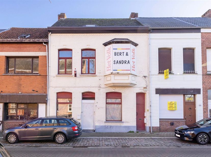 Te renoveren woning op 2a 25ca<br />
Deze te renoveren woning dateert van 1918 en biedt tal van mogelijkheden voor wie op zoek is naar een project met