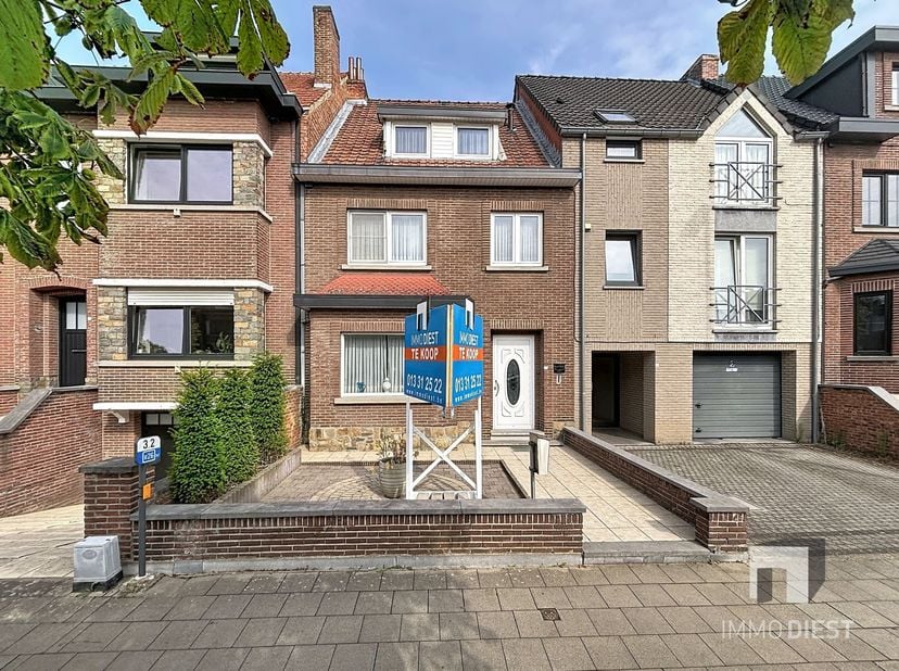 Op zoek naar een centrumwoning met karakter, ruimte én potentieel?  Dan is deze te renoveren stadswoning op een perceel van 2a 16ca zeker een bezoek w