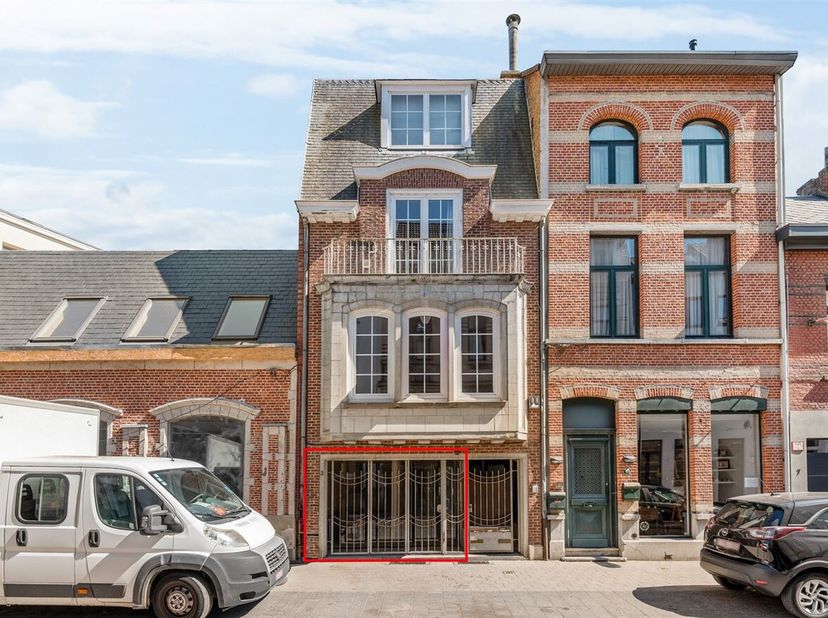 Ontdek dit charmante handelspand in het hart van Lier. Dankzij de uitstekende visibiliteit, grote passage en centrale ligging biedt dit pand heel wat