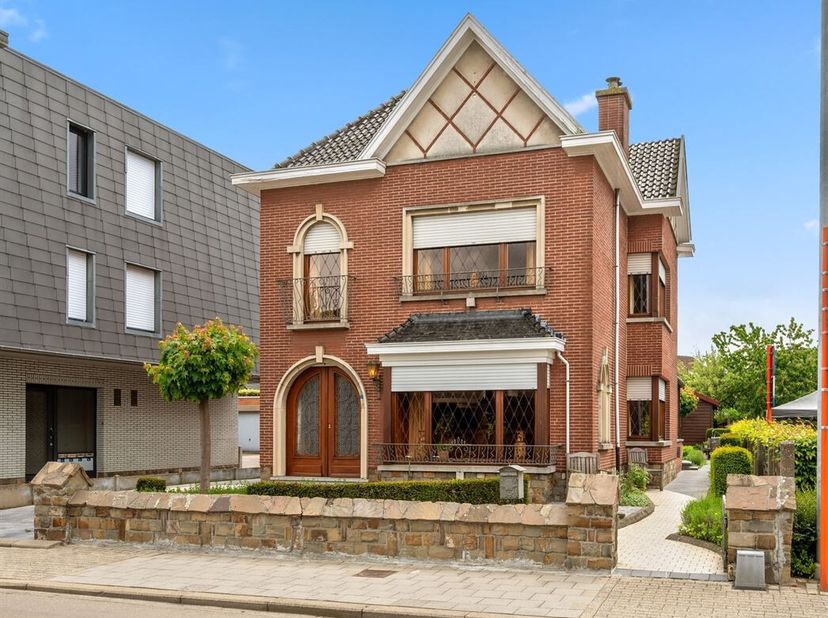 Met deze woning koopt u vooral vrijheid. De vrijheid om uw huis te vernieuwen op eigen tempo, terwijl u er woont. De omheinde tuin met tuinberging, is