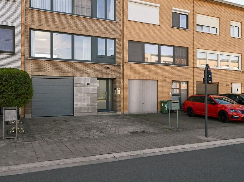 In een rustige woonstraat in Hoevenen bevindt zich deze goed onderhouden bel-etagewoning met drie slaapkamers, een ruime garage en een aangename tuin.