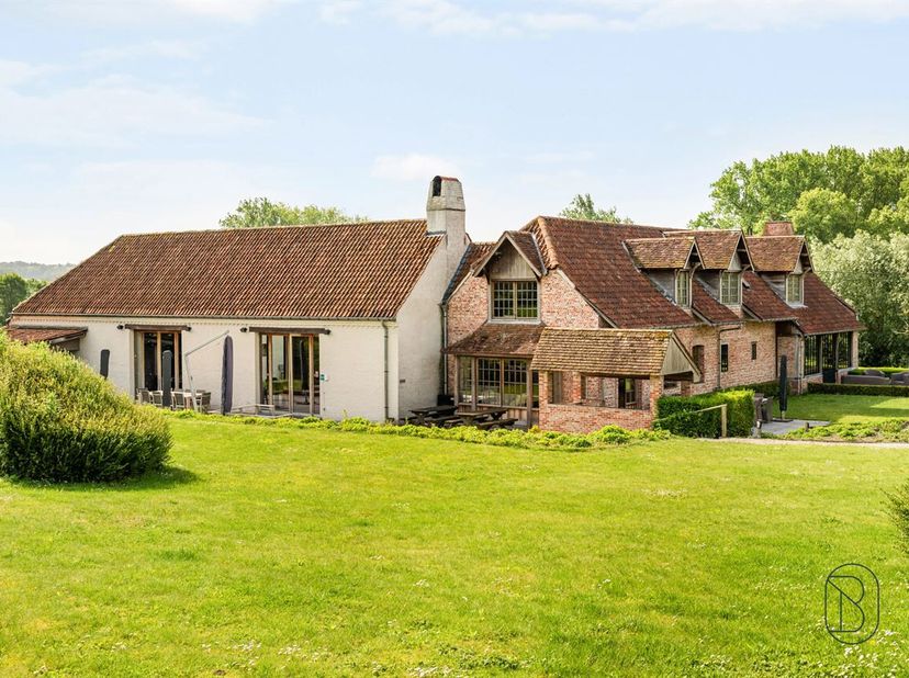 UNIEKE CHARMANT GERENOVEERDE VIERKANTSHOEVE genietend van de prachtige landschappen van de VLAAMSE ARDENNEN. UNIEKE KANS: GOEDDRAAIENDE B&amp;B/SEMINARIER