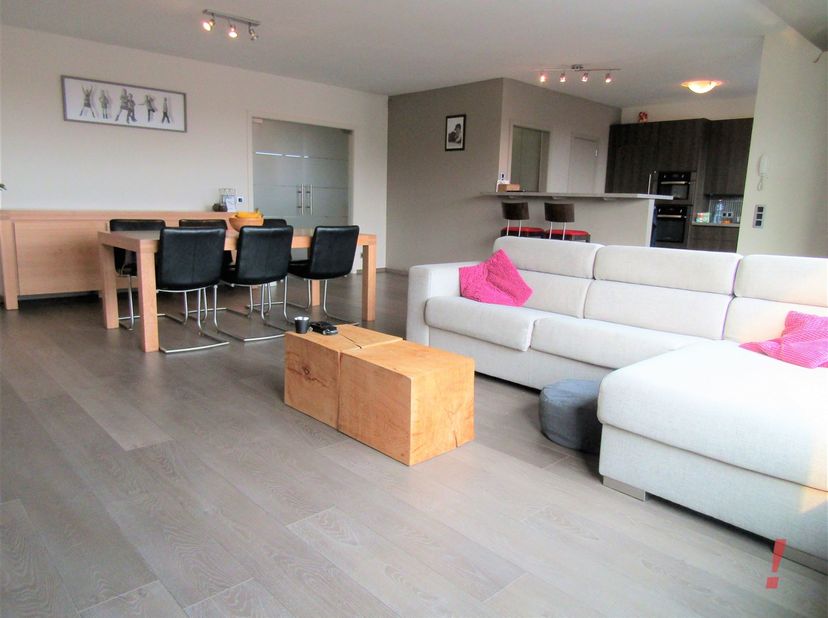 Dit lichtrijke appartement bevindt zich op de 3e verdieping bereikbaar met de lift. <br />
Dit pand heeft een ideale ligging nabij alle openbaar verv