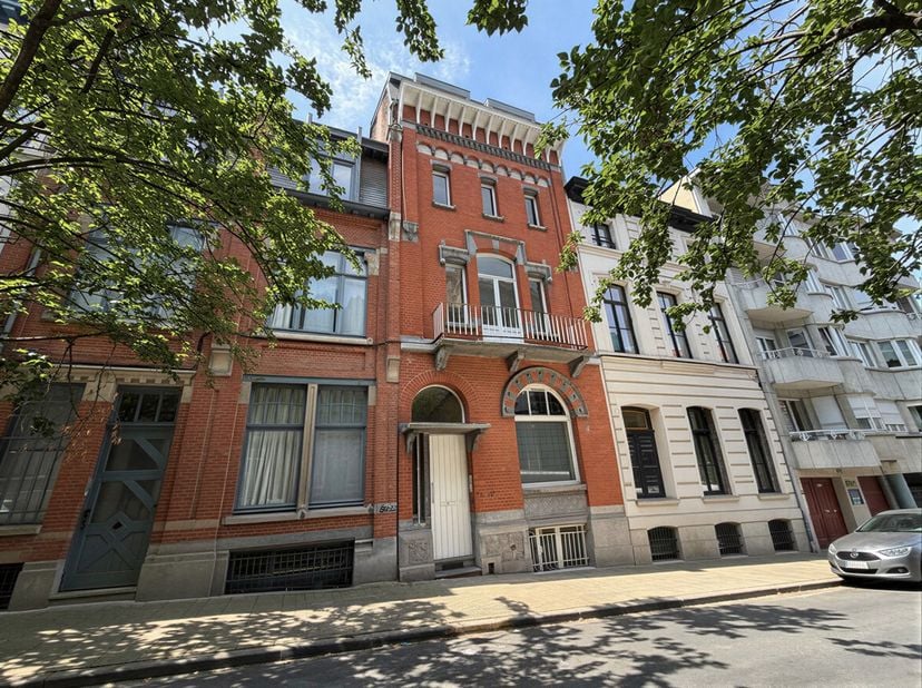 Au cœur de Saint-Gilles, à proximité immédiate des commerces, des transports en commun et du quartier de l'Hôtel de Ville, cet immeuble de bureaux de