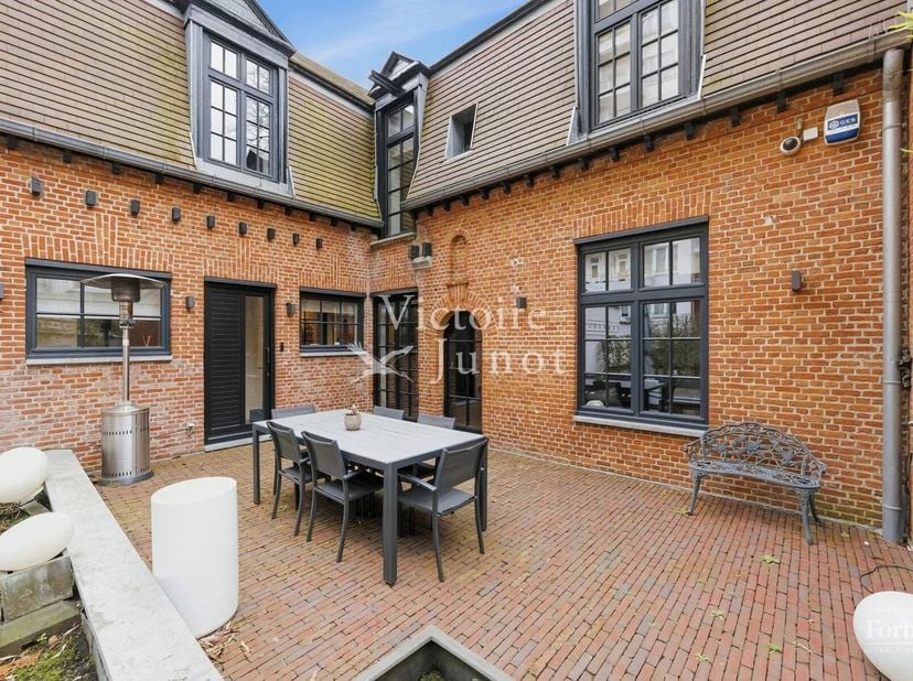 Victoire-Junot heeft het genoegen u dit charmante huis in een binnenplaats (voorheen een koetshuis) voor te stellen, dat volledig en smaakvol is geren