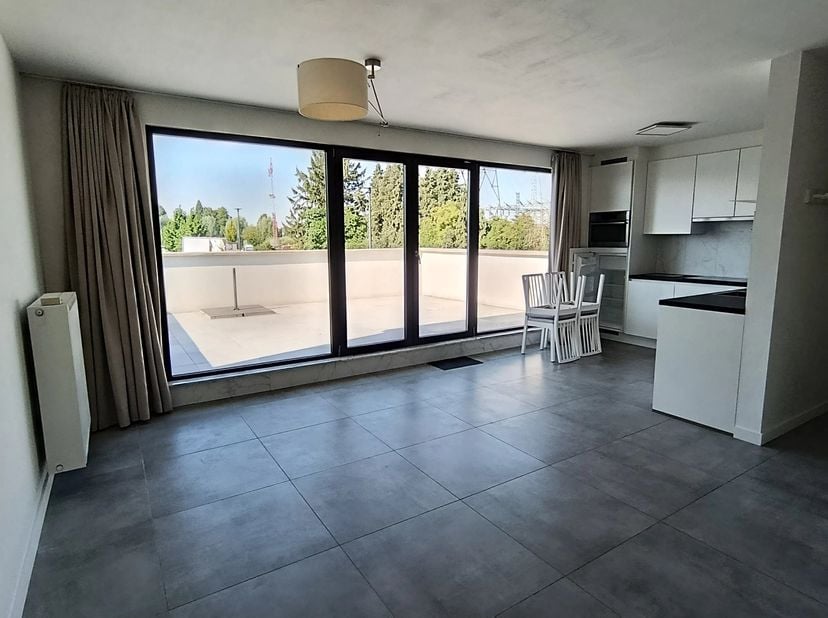 Aan de rustige Oude Tongersebaan 23 in Sint-Truiden bevindt zich dit ruime en lichtrijke triplexappartement. Dankzij de praktische indeling, het aange