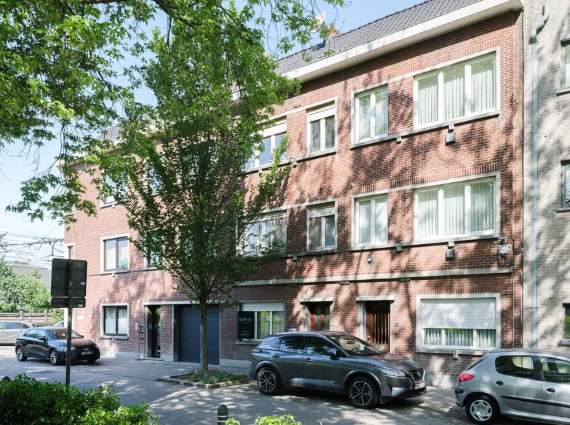 In een bruisende buurt van Ledeberg bevindt zich dit huis met een verrassend ruim volume en tal van mogelijkheden. Achter de gevel schuilt een woning