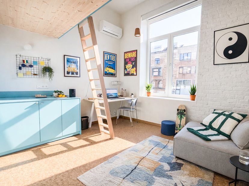 Op zoek naar een instapklare eigendom met tal van mogelijkheden? Deze volledig gerenoveerde en ruime woning combineert comfort, functionaliteit en een