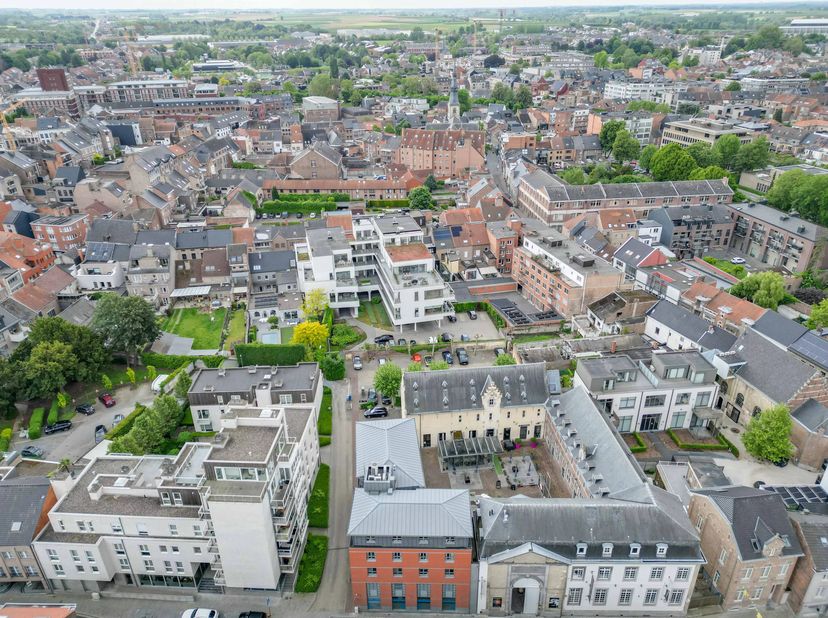 In het hart van Sint-Truiden bevindt zich dit moderne appartement van 111 m². Het beschikt over twee ruime slaapkamers en is ideaal voor gezinnen, kop