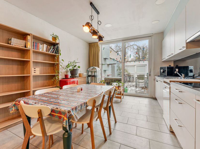 Instapklare woning met gezellige stadskoer en uitweg te koop in hartje Kortrijk!<br />
Deze instapklare woning in het centrum van Kortrijk combineert