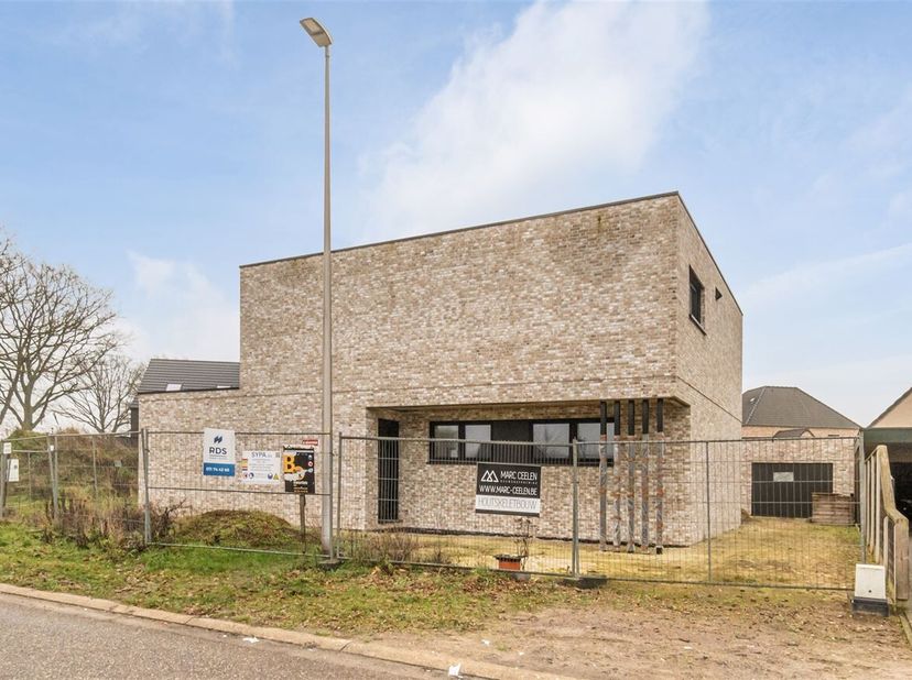 Charmante nieuwbouwwoning in ruwbouw met 3 slaapkamers op rustige locatie in Hamont-Achel<br />
Ligging<br />
Gelegen aan de Rangeerweg in Hamont-Ache