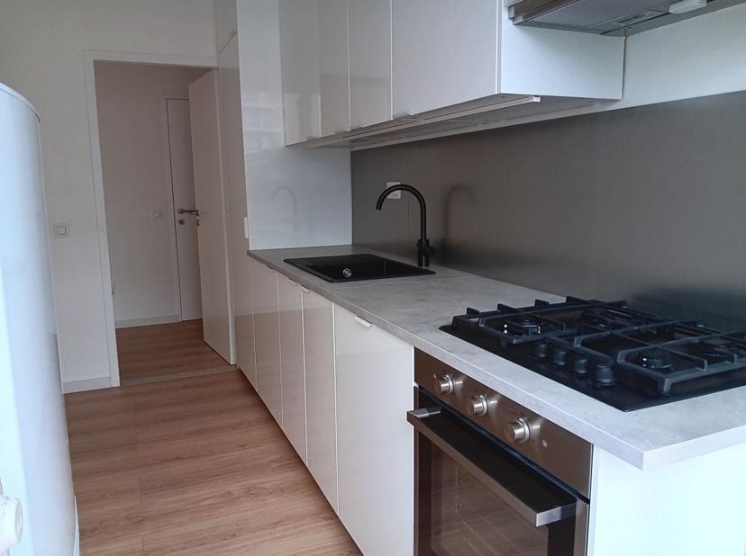 Modern en zonnig 2 slaapkamer appartement met ruim terras. Het appartement is gelegen op de 5e verdieping te bereiken met een lift.<br />
Het app best