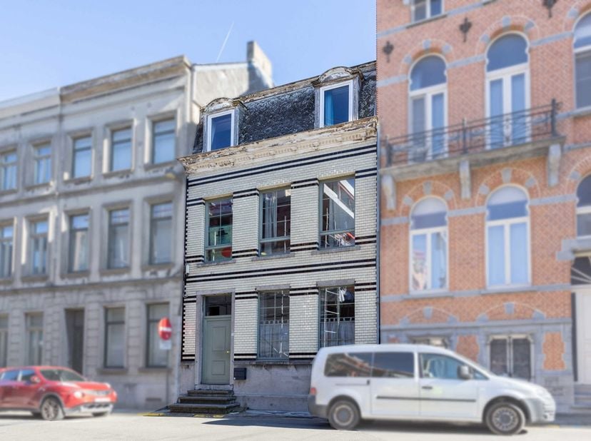 In het hart van Geraardsbergen, op wandelafstand van de Markt, bevindt zich deze uitzonderlijk ruime stadswoning met maar liefst zes slaapkamers. Dank