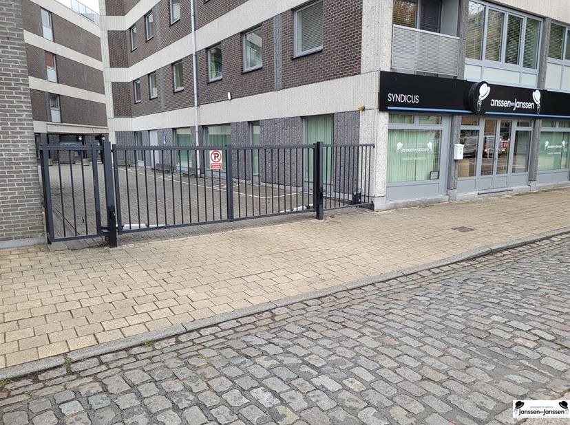 Overdekte autostaanplaats te Bredabaan, Brasschaat<br />
Gelegen in een verzorgde ondergrondse parking in Brasschaat, bevindt zich autostaanplaats num