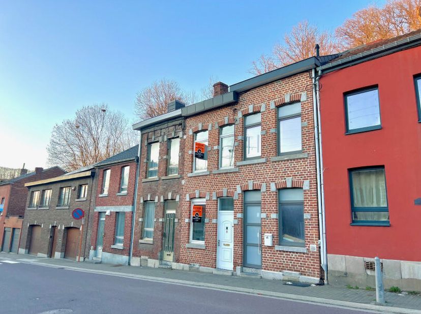 Maison mitoyenne à rénover (+/- 84m² d'après PEB) 1 chambre et bureau située sur les hauteurs de Jupille, à la limite de Bellaire. Elle se compose com