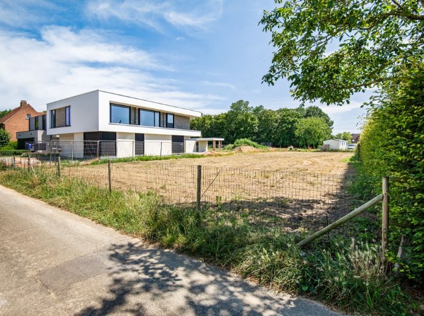 Prachtig perceel bouwgrond van 1.139m² voor het bouwen van een open bebouwing zonder bouwverplichting. Dit uniek perceel heeft een breedte aan de stra