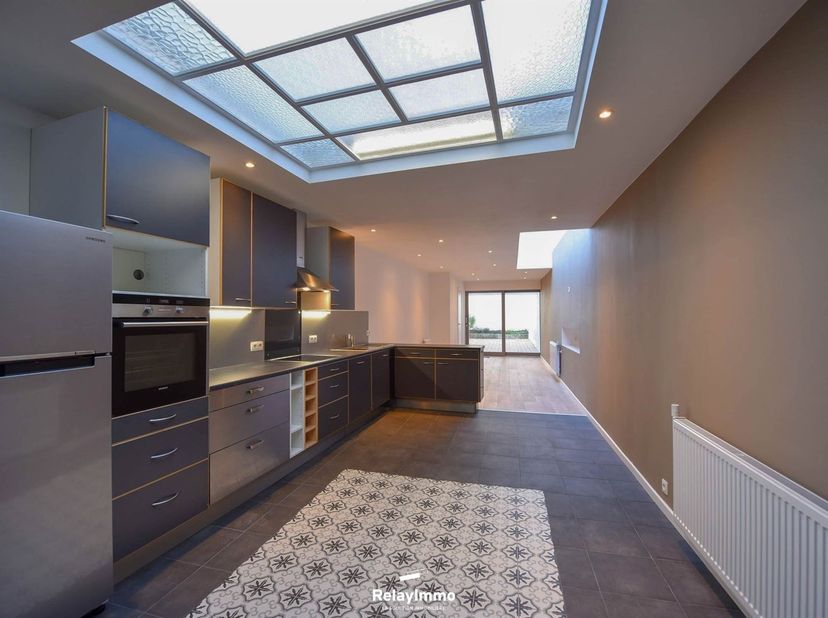 Mooi, volledig gerenoveerd huis met een woonoppervlakte van 146 m2 met drie slaapkamers, twee badkamers en groot terras.<br />
Entree, hal met garder