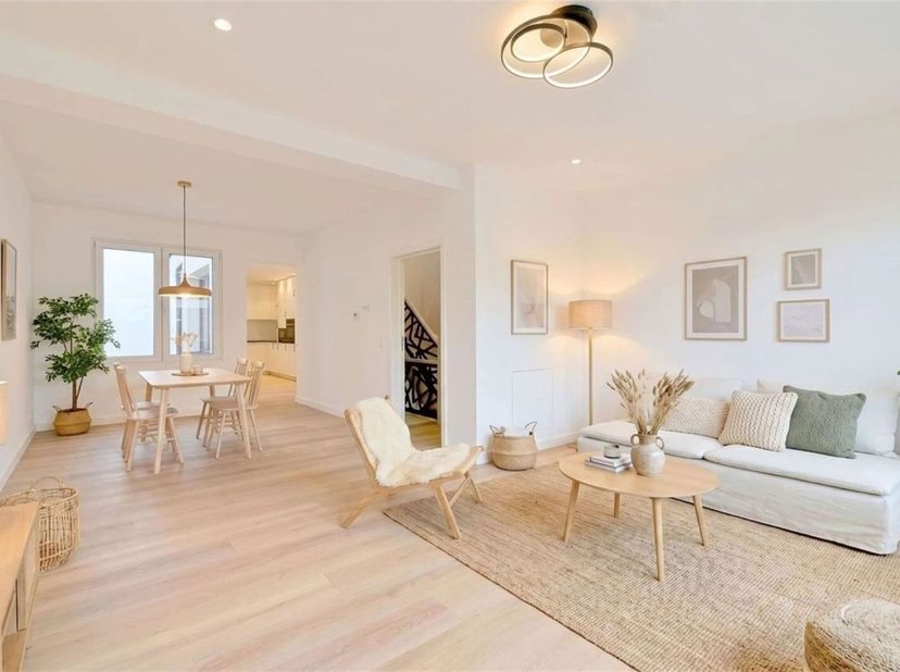JACQ. Real estate stelt u graag deze prachtige gerenoveerde woning voor te Berchem. Deze woning biedt comfort en stijl voor het hele gezin op een idea