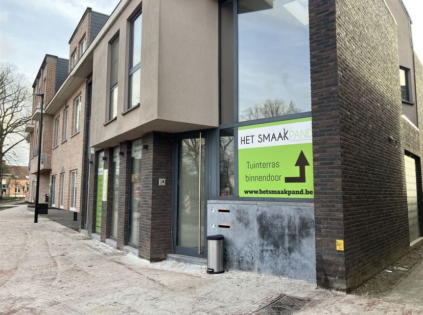 ESPACE COMMERCIAL À LOUER DANS LE CENTRE D'OLEN<br />
Cet espace commercial bénéficie d'une excellente situation au centre d'Olen, sur la nouvelle pl